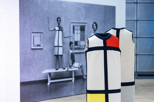 So funktioniert Pop: Die Chiffre Mondrian ist unverwechselbar und unmittelbar wiederzuerkennen, ...<br />
