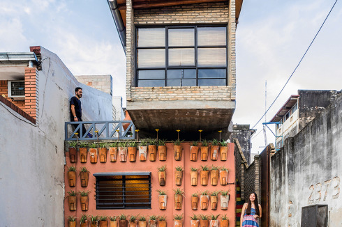 Das Wohnhaus „Cerro Cora 2373“ von Keiji Ishibashi (ArquitecTava) und der Grupo Culata Jovai wurde mit dem Preis der Architekturbiennale von Quito 2018 ausgezeichnet.<br />