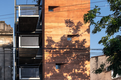 Das in den Obergeschossenaus Stampflehm errichte­te „Edificio Valois” von Joseto Cubilla wurde 2023 mit dem Mies Crown Hall Americas Prize ausgezeichnet.<br />