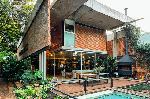 Francisco Tomboly und Sonia Carísimo vom Büro -=+x- verarbeiten im Wohnhaus „TC“ Einflüsse der <br />brasilianischen Architektur.<br />