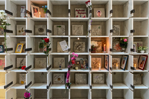 Im Turm am „Punto Zero“ sind 400 Regalfächer aus Marmor angeordnet, in die Hinterbliebene Kerzen, Erinnerungsstücke und Devotionalien einstellen können.<br />