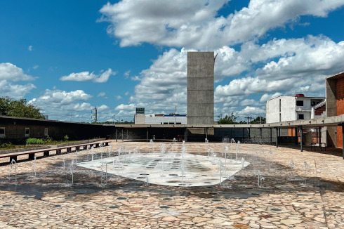 Der an der Stelle des „Punto Zero“ – der Ort des Brandausbruchs in der Restaurantküche – gerückte neue <br />Turm ist das weit sichtbare Zeichen des Memorials.<br />