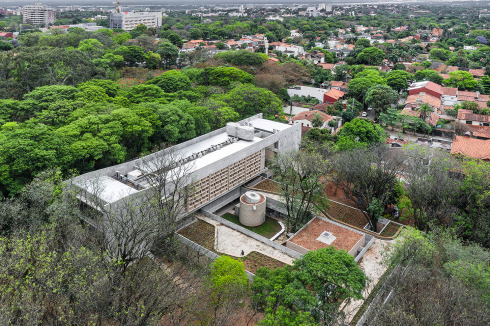 Als „Haus im Park“ bezeichnen die Architekten den Neubau der Bischofskonferenz im Zentrum von Asun­ción.<br />