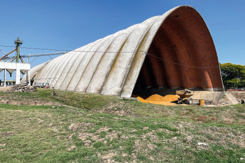 <strong>Cadyl</strong> 1978 entstand das Horizontalsilo in Young, Uruguay, ...<br />