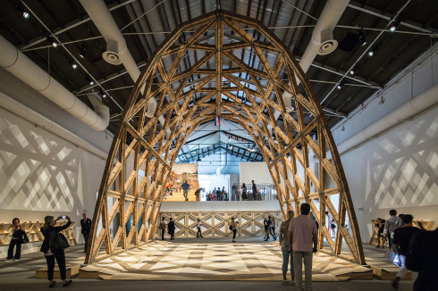 <strong>Architekturbiennale Vene</strong><strong>dig 2016 </strong>Die Installation „Breaking the Siege“ von Solano Benitez und Glo­-<br />ria Cabral rückte die paraguayische Architektur ins Blickfeld der internationalen Fachöffentlichkeit.<br />
