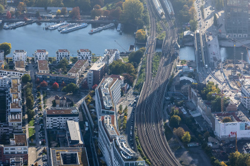 Faltungen sind hier das architektonische Mittel, um Maßstäblichkeit herzustellen: ...<br />