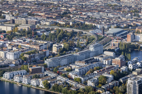 Der rund 300 Meter lange Gewerbebau bildet das städtebauliche Rückgrat des Wohnviertels auf der Halbinsel Stralau und schützt vor dem Lärm der Berliner Ringbahn.<br />