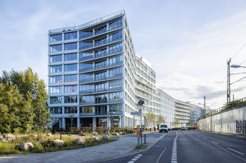 Die Kynaststraße, zuvor eine Asphaltpiste entlang des sechs Meter hohen Bahndamms, hat durch den Neubau eine stadträumliche Fassung erhalten.<br />