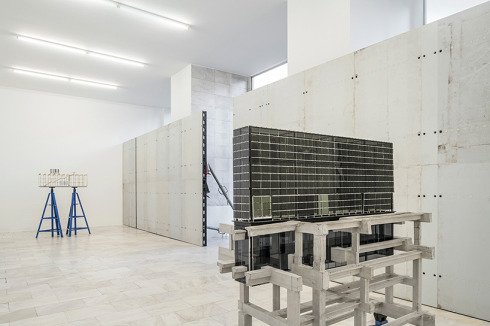 Die Ausstellungsinszenierung folgt dieser Auffassung.<br />