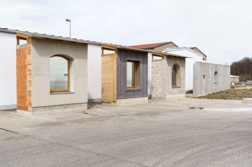 Parallel zu den drei Forschungshäusern in Bad Aibling entstanden Mock-Ups und Testwände aus Hochlochziegeln, Vollholz und Leichtbeton.<br />