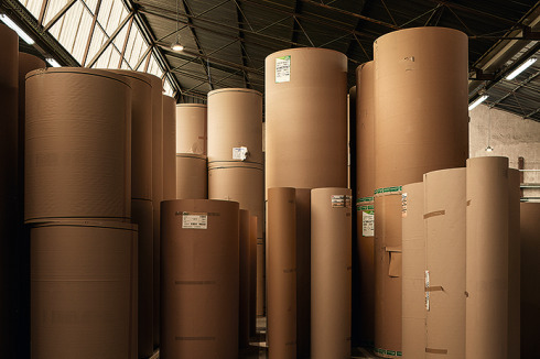 Recyclingpapierrollen vor der Verarbeitung zu Pappe<br />