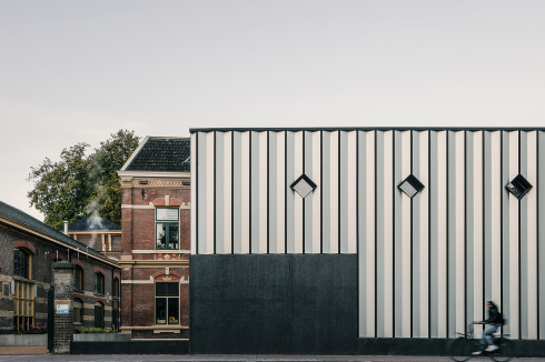Im südlich vom neuen Gebäude gelegenen frühe­ren Maschinenhaus (im Bild links) befindet sich ein Theater. Hinter der neuen Fassade ist die zentrale Villa angeschnitten zu sehen (im Bild rechts ihre Seitenfassade zum Hof).<br />