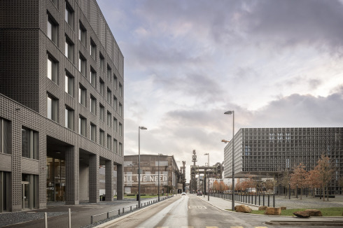 Die Vergangenheit als Stahlwerk ist noch immer präsent auf dem Campus von Esch-Belval, trotz der Forschungs- und Lehrgebäude von Behles &amp; Jochimsen (links) und Baumschlager &amp; Eberle und Christian Bauer (rechts).<br />