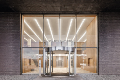 Die Aufzugsvorräume tragen noch die gestalterische Handschrift der Architekten, ...<br />