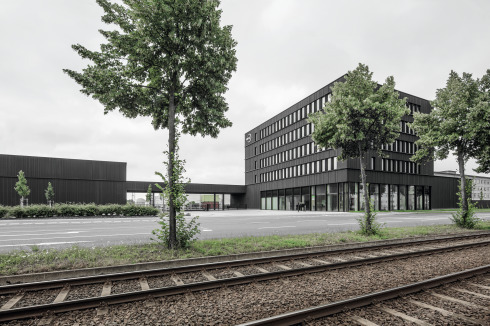 Der fünfgeschossige Bürobau und der Flachbau mit den Hallen für die Forschung fassen den Vorplatz an der Torgauer Straße. Mit dem Neubau rückt die Einrichtung an die Straße, wird als Institut sichtbar im öffentlichen Raum.<br />