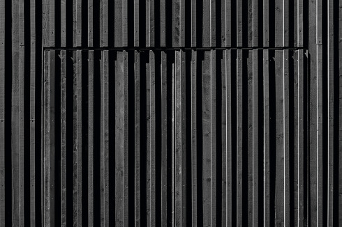 Die tragenden Innen- und Außenwände der Ober­geschosse wurden in einer Holzständerbauweise errichtet, die Decken als Holz-Beton-Verbund-Kons­truk­tionen hergestellt. Betonkerne dienen zur Aussteifung.<br />