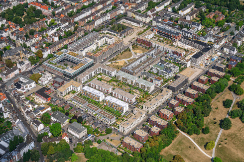 Die Planung des 25 Hektar großen Clouth-Quartiers auf dem Gelände der ehemaligen Clouth Gummi­werke in Köln begann vor über 20 Jahren. Inzwischen ist der Bau fast abgeschlos­sen.<br />