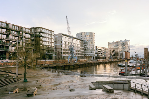 Blick über die Magellan-Terrassen und den Strandtorhafen bis zur Elbphilharmonie (Herzog &amp; de Meuron, 2007–17)<br />