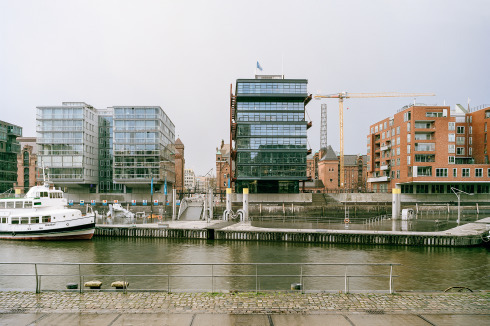 Durch die wassernahe Bebauung am Sandtorkai fällt der Blick auf die Kontorhäuser Speicherstadt. Über die Brooks- und die Holzbrücke führt ein direkter Weg in die Innenstadt.<br />