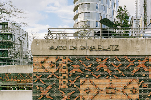 Figürliche Reliefs ziehen sich entlang der Warft­wände im Quartier Am Sandtorkai/Dalmannkai (EMBT Arquitectes, 2007).<br />