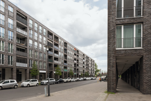 Die Bebauung entlang der südlichen Hugo-Cassirer-Straße von Josef Paul Kleihues spielt mit ihren Kolonnaden auf urbane Raumtypologien an, die sich hier aber nicht mit Leben füllen wollten.<br />