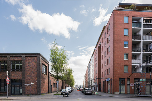 Die Sigmund-Bergmann-Straße mit der Poelzig-Halle und dem Block von Kees Christiaanse.<br />