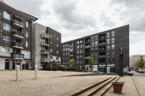Der Quartiersplatz vor dem Block von Perkins &amp; Will löst mit Bäcker und Weinstube das Versprechen auf Urbanität nur ansatzweise ein. Auch hier fehlt jeder Bezug zum Wasser.<br />