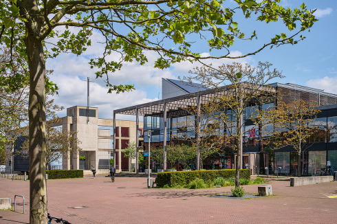 das Stadtteilzentrum mit Vorplatz und Kirche<br />