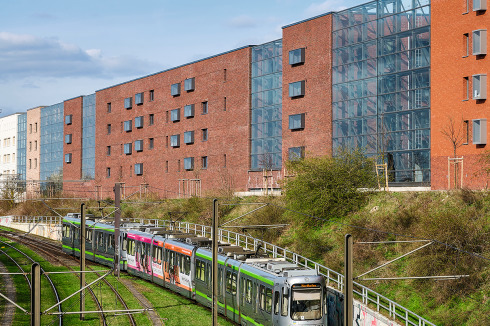 Eine für Hannover beeindruckende Topografie: Wohnbebauung an der Bahntrasse.<br />