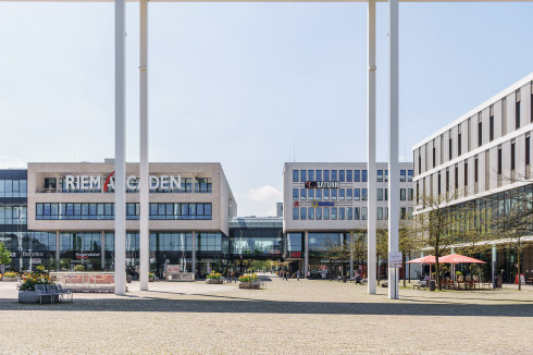 Seit 2018 rahmt der „Portikus“ den Willy-Brandt-Platz vor dem architektonisch wenig ambitionierten Einkaufszentrum.<br />