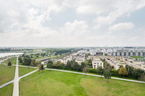 Blick von Osten auf die Wohnstadt, links der Landschaftspark mit großem See.<br />