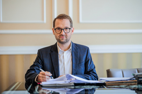 <strong>Dominic Fritz</strong> 1983 geboren und im Schwarzwald aufgewachsen, kam für ein freiwilliges soziales Jahr erstmals nach Temeswar, bevor er in Konstanz, Paris und York Politikwissenschaften studierte. Er engagierte sich bei Bündnis 90/Die Grünen, arbeitete für die GIZ und von 2016 bis 2019 für den Bundespräsidenten a.D. Horst Köhler. 2020 wurde er als Kandidat der Antikorruptionspartei USR zum Bürgermeister von Timișoara gewählt.<br />