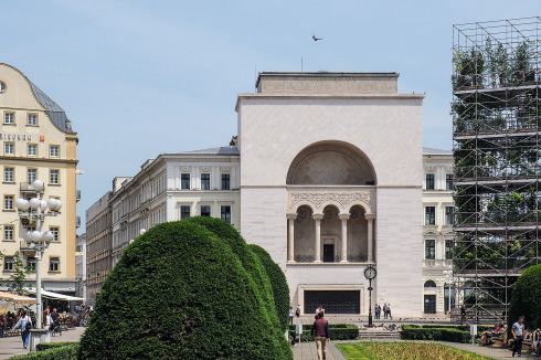 Anlässlich des Kulturjahres hat die rumänische Architektenvereinigung eine vertikale Baumschule mit 1300 Pflanzen auf der Piaţa Victoriei (Siegesplatz) aufgestellt. Die monumentale Front links davon ist die des Nationaltheaters.<br />