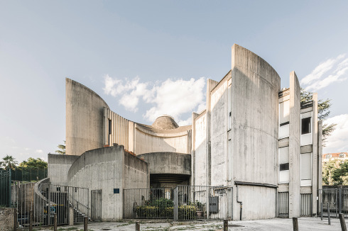 Der Sakralbau war ein Schwerpunkt im Schaffen von Portoghesi, was wohl auch mit seiner Beschäf­tigung mit der Architektur des Barock zusammenhängt.<br />