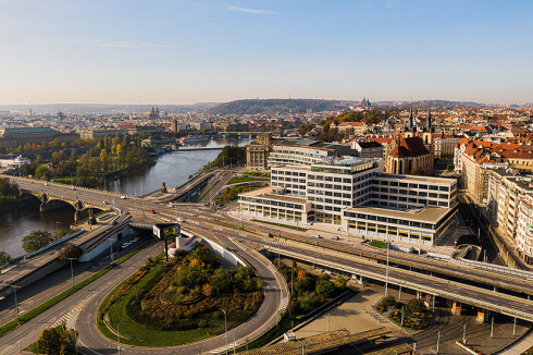 Um den Palast der Elektrischen Betriebe kulminiert die Moderne.<br />