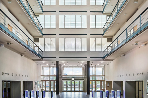 Herzstück des Komplex‘ ist sein Atrium. Im Mittelteil und in den seitlichen Flügeln liegen 5 Büroetagen über­einander.<br />