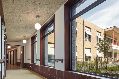 Maximal sechs Schlafzimmer liegen auf einem Flur. Kleinteiligkeit und somit Individualisierung der Pflege ist ein Schwerpunkt des Entwurfs.<br />Grundriss 1. Obergeschoss im Maßstab 1:500<br />
