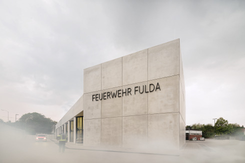 Der Schriftzug „Feuerwehr Fulda“ ist trotz des Höhensprungs zur Straße hin schon von Weitem sichtbar.<br />
