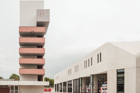 Für ca. 10 Millionen Euro wurde die Feuerwache Fulda-Mitte um eine Rettungsleitstelle und eine Fahrzeughalle erweitert. Der Turm, ehemals zum Trocknen der Schläuche genutzt, gehört zum Bestand.<br />