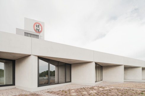 Durch den Rücksprung im Obergeschoss kann das Dach von hieraus betreten werden und es gibt eine Terrasse.<br />
