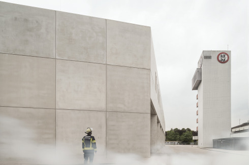 Man muss genau hinschauen, um die neue Rettungsleitstelle vom Bestand durch den – inszenierten –Rauch abzugrenzen.<br />