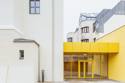 Der Haupteingang dient als Scharnier zwischen dem Altbau und der Fahrzeughalle.<br />