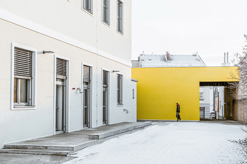 Die Baukosten für die Ertüchtigung und räumliche Umbaumaßnahme des Altbaus sowie den Neubau der Fahrzeughalle ent­-lang der Speisinger Straße belaufen sich auf etwa 1,3 Millionen Euro.<br />