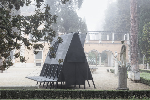 Der Schwarze Pavillon von Buero Wagner auf dem Vorplatz der Villa Massimo<br />