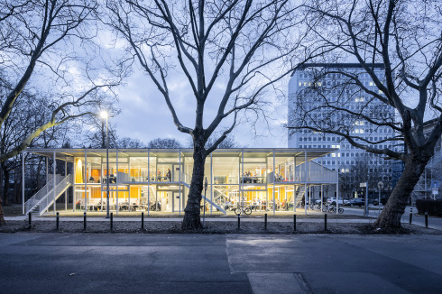 Der Pavillon ist derart filigran ummantel, dass die Grundidee einer fliegenden Ebenenlandschaft am Ufer der Oker, wie sie das Massenmodell suggeriert, deutlich bleibt.<br />