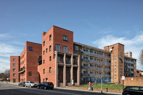 Die beiden fünfgeschossigen Häuser Taylor Court (im Bild hinten) &amp; Chatto Court (im Vordergrund, mit Brücke) schließen an der Well Street einen Zeilenbau zum Hof zusammen.<br />