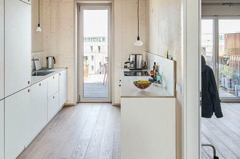 Das Konzeptverfahren verpflichtet die Eigentümer zur Selbstnutzung. Das Ausbau-Konzept bietet helle, großzügige Wohnräume mit flexiblen Grundrissen, Ausblick und Gartenzugang.<br />