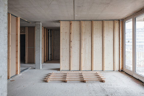 Beim Ausbauhaus Südkreuz waren Re-Use und Rückbaubarkeit Leitgedanken. Das erfordert Planung und steht im Gegensatz zum ursprünglichen Gedanken des Selbstbauens durch die Bewohner, ist aber auf den ganzen Lebenszyklus gerechnet günstiger.<br />