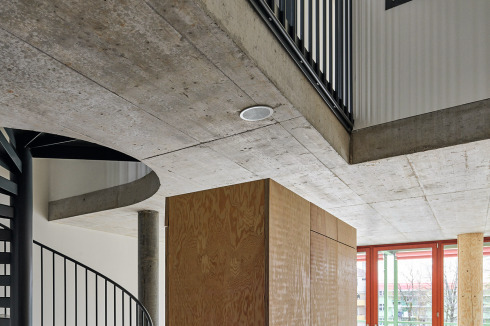 Die Duplex-Wohnungen mit ausladenden Wendeltreppen sind über die rue interiéur (mit Le Corbusier-Leuchten) der dritten Etage zu betreten.<br />