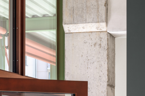 Die Architekten haben die Längsfassaden des Bestands abgeschnitten und eine 70 Zentimeter dicke Betonschicht plus Holzstützen hinzugefügt, an der die selbsttragenden Stahlfassaden angesetzt sind.<br />